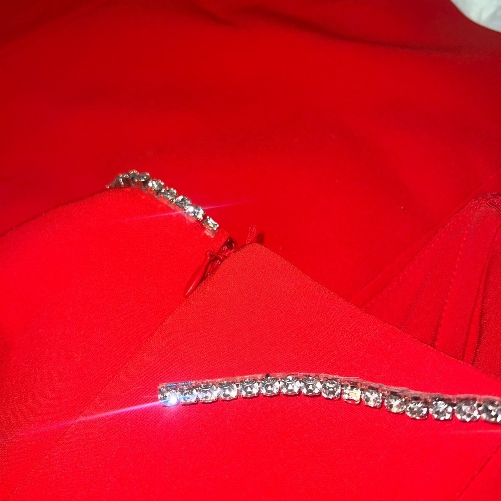 Elegant Red Midi Dress - Picture 9 of 9